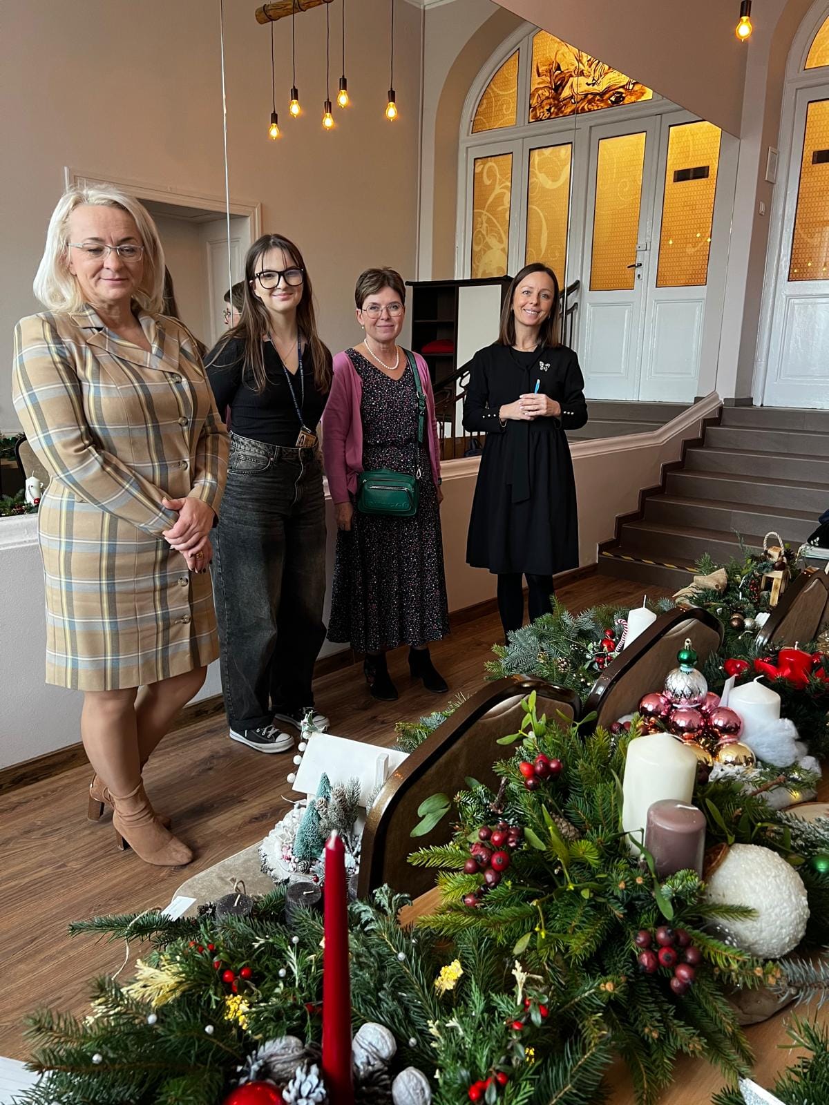 Zdjęcie Stroiki 2024 (26)216b16f1-f6d5-43cf-9dd1-2426c88311a3.jpg w galerii Konkurs na najładniejszy stroik świąteczny A. D. 2024